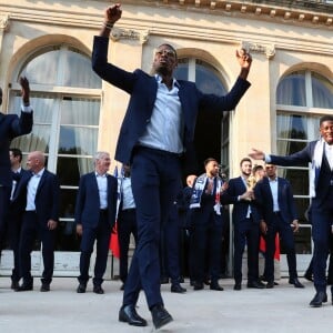 Benjamin Mendy, Paul Pogba, Ousmane Dembélé, Antoine Griezmann - Le président de la République Française E. Macron et la Première dame B. Macron, accueillent les joueurs de l'équipe de France (Les Bleus) et son sélectionneur D. Deschamps, le président de la Fédération Française de Football N. Le Graët et des membres de la FFF, dans les jardins du Palais de l'Elysée à Paris, le 16 juillet 2018. L'équipe de France a été sacrée Championne du Monde 2018, pour la deuxième fois de son histoire, après sa victoire en finale face à la Croatie (4-2) © Sébastien Valiela/Bestimage