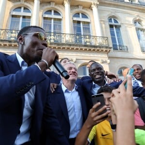 Paul Pogba, Didier Deschamps, N'Golo Kanté et Adil Rami - Le président de la République Française E. Macron et la Première dame B. Macron, accueillent les joueurs de l'équipe de France (Les Bleus) et son sélectionneur D. Deschamps, le président de la Fédération Française de Football N. Le Graët et des membres de la FFF, dans les jardins du Palais de l'Elysée à Paris, le 16 juillet 2018. L'équipe de France a été sacrée Championne du Monde 2018, pour la deuxième fois de son histoire, après sa victoire en finale face à la Croatie (4-2) © Sébastien Valiela/Bestimage