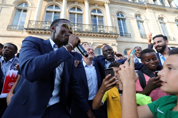 Paul Pogba, Didier Deschamps, N'Golo Kanté et Adil Rami - Le président de la République Française E. Macron et la Première dame B. Macron, accueillent les joueurs de l'équipe de France (Les Bleus) et son sélectionneur D. Deschamps, le président de la Fédération Française de Football N. Le Graët et des membres de la FFF, dans les jardins du Palais de l'Elysée à Paris, le 16 juillet 2018. L'équipe de France a été sacrée Championne du Monde 2018, pour la deuxième fois de son histoire, après sa victoire en finale face à la Croatie (4-2) © Sébastien Valiela/Bestimage