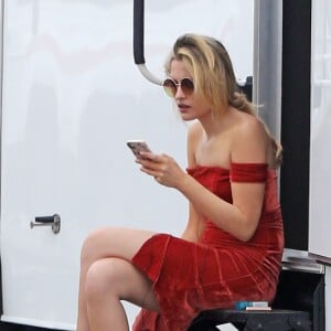 Exclusif - Paris Jackson fait une pause cigarette à l'arrière de sa caravane lors d'un photoshoot à Los Angeles, le 17 juillet 2018.