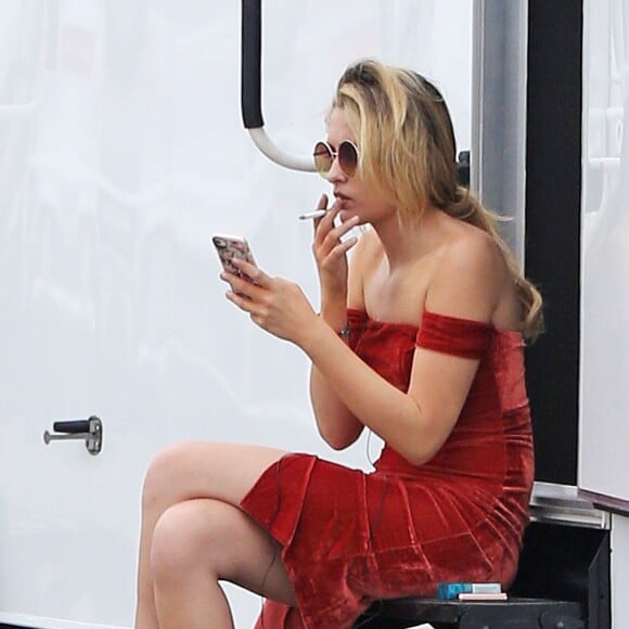 Exclusif - Paris Jackson fait une pause cigarette à l'arrière de sa caravane lors d'un photoshoot à Los Angeles, le 17 juillet 2018.