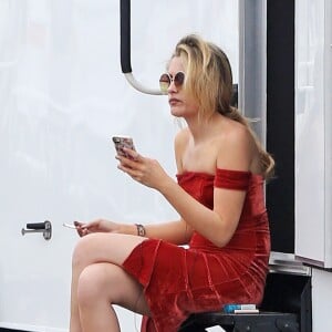 Exclusif - Paris Jackson fait une pause cigarette à l'arrière de sa caravane lors d'un photoshoot à Los Angeles, le 17 juillet 2018.