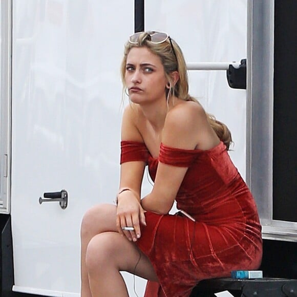 Exclusif - Paris Jackson fait une pause cigarette à l'arrière de sa caravane lors d'un photoshoot à Los Angeles, le 17 juillet 2018.