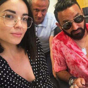 Cyril Hanouna présente son nouveau look lors de la signature du contrat d'Agathe Auproux pour "Touche pas à mon poste" (C8) le 3 juillet 2018.