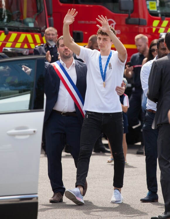 Benjamin Pavard et le maire de Jeumont Benjamin Saint-Huile - Le champion du monde 2018 de football Benjamin Pavard est de retour dans sa ville de Jeumont dans le Nord de la France le 18 juillet 2018. © BO/Bestimage