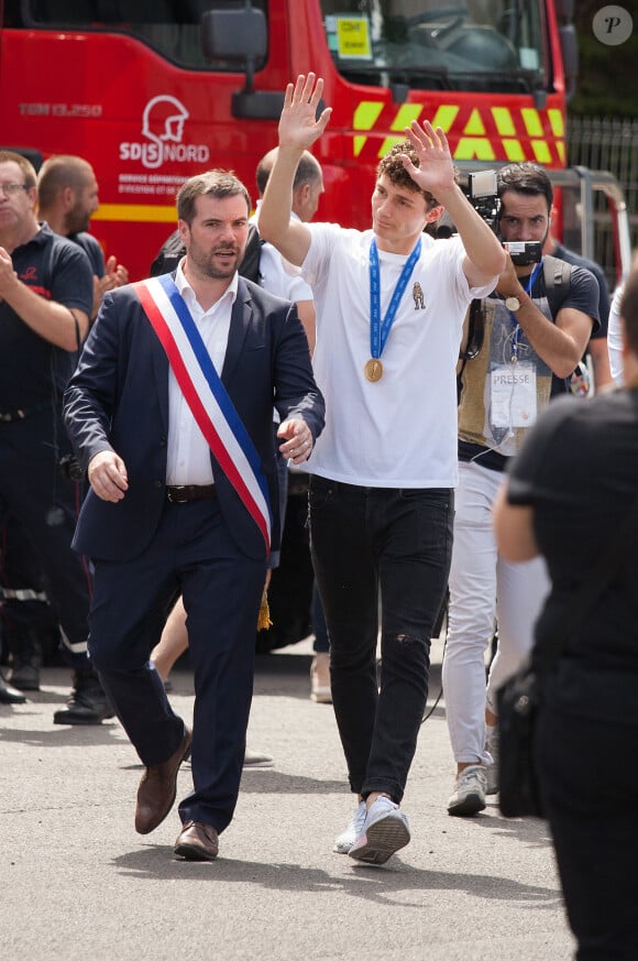 Benjamin Pavard et le maire de Jeumont Benjamin Saint-Huile - Le champion du monde 2018 de football Benjamin Pavard est de retour dans sa ville de Jeumont dans le Nord de la France le 18 juillet 2018. © BO/Bestimage