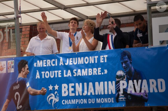 Benjamin Pavard et ses parents Frédéric et Nathalie Pavard - Le champion du monde 2018 de football Benjamin Pavard est de retour dans sa ville de Jeumont dans le Nord de la France le 18 juillet 2018. © BO/Bestimage