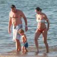Exclusif - Candice Swanepoel profite d'une belle journée sur la plage de Vitoria au Brésil avec ses parents et son fils Anaca. Le 6 juillet 2018.