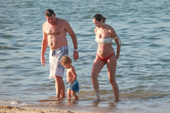 Exclusif - Candice Swanepoel profite d'une belle journée sur la plage de Vitoria au Brésil avec ses parents et son fils Anaca. Le 6 juillet 2018.