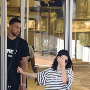 Kendall Jenner et son compagnon Ben Simmons font du shopping chez Neiman Marcus à Beverly Hills. Les amoureux sont ensuite allés déjeuner à Beverly Hills. Le 28 juin 2018.