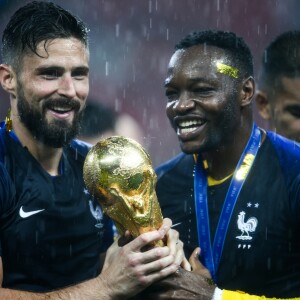 L'équipe de France sur la pelouse du stade Loujniki après leur victoire sur la Croatie (4-2) en finale de la Coupe du Monde 2018 (FIFA World Cup Russia2018), le 15 juillet 2018.