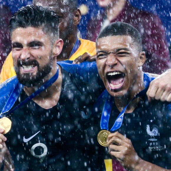 L'équipe de France sur la pelouse du stade Loujniki après leur victoire sur la Croatie (4-2) en finale de la Coupe du Monde 2018 (FIFA World Cup Russia2018), le 15 juillet 2018.