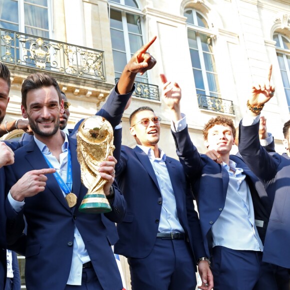 Ousmane Dembélé, Presnel Kimpembe, Olivier Giroud, Hugo Lloris, Alphonse Areola, Benjamin Pavard, Adil Rami - Le président de la République Française E. Macron et la Première dame B. Macron, accueillent les joueurs de l'équipe de France (Les Bleus) et son sélectionneur D. Deschamps, le président de la Fédération Française de Football N. Le Graët et des membres de la FFF, dans les jardins du Palais de l'Elysée à Paris, le 16 juillet 2018. © Sébastien Valiela/Bestimage