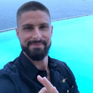 Olivier Giroud a tenu son pari et s'est rasé la tête. Le footballeur dévoile sa nouvelle tête sur Twitter le 22 juillet 2018.