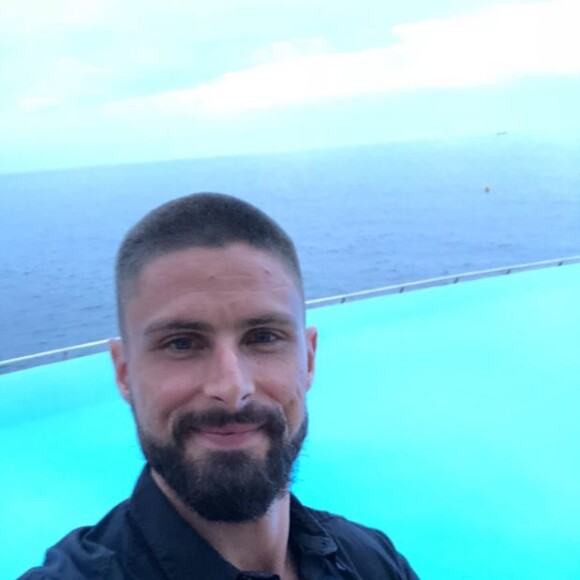 Olivier Giroud a tenu son pari et s'est rasé la tête. Le footballeur dévoile sa nouvelle tête sur Twitter le 22 juillet 2018.