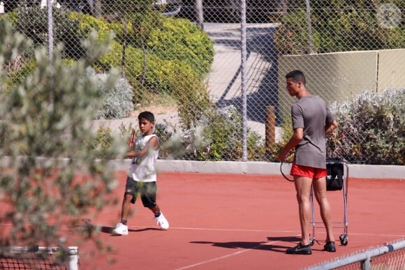 Exclusif - Cristiano Ronaldo dispute une partie de tennis avec son fils Cristiano Ronaldo Jr lors de ses vacances à Costa Navarino en Grèce le 13 juillet 2018.