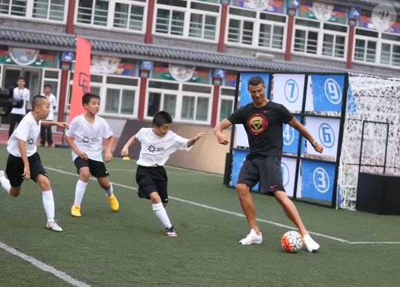 (180719) -- BEIJING, July 19, 2018 (Xinhua) -- Portuguese football player Cristiano Ronaldo plays football with students as he attends a promotional event in Beijing, China, on July 19, 2018. Photo by Xinhua/Cao Can/Newscom/ABACAPRESS.COM19/07/2018 - Beijing