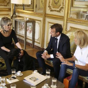 Exclusif - Brigitte Bardot (qui caresse Nemo le chien d'Emmanuel Macron) reçue à l'Élysée en tant que présidente de la Fondation Brigitte Bardot par le président de la république Emmanuel Macron et sa femme Brigitte Macron pour évoquer la condition animale à l'Élysée Paris le 24 juillet 2018. © Fondation Brigitte Bardot / Bestimage