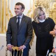Le président Emmanuel Macron et sa femme la première dame Brigitte Macron accueillent les enfants de l'UNICEF pour la Journée internationale des droits de l'Enfant au palais de l'Elysée à Paris le 20 novembre 2017. © Eliot Blondet / Pool / Bestimage
