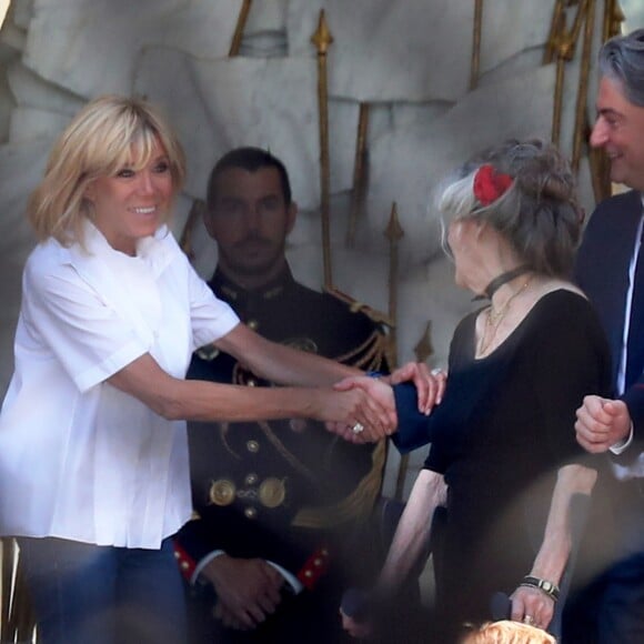 Brigitte Macron raccompagne Brigitte Bardot sur le perron du palais de l'Elysée, après son entretien avec le président de la République.