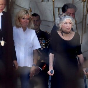 Brigitte Macron raccompagne Brigitte Bardot sur le perron du palais de l'Elysée, après son entretien avec le président de la République.