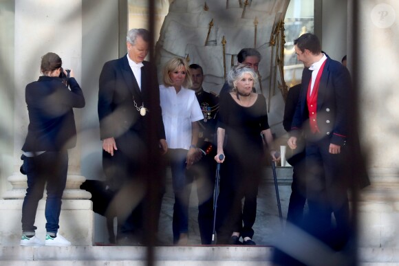 Brigitte Macron raccompagne Brigitte Bardot sur le perron du palais de l'Elysée, après son entretien avec le président de la République.