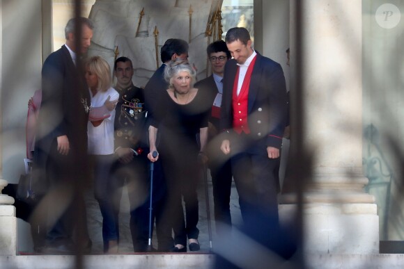Brigitte Macron raccompagne Brigitte Bardot sur le perron du palais de l'Elysée, après son entretien avec le président de la République.