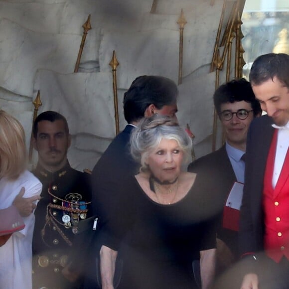 Brigitte Macron raccompagne Brigitte Bardot sur le perron du palais de l'Elysée, après son entretien avec le président de la République.