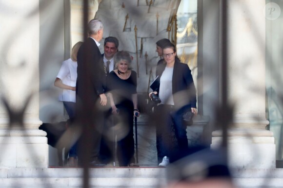 Brigitte Macron raccompagne Brigitte Bardot sur le perron du palais de l'Elysée, après son entretien avec le président de la République.