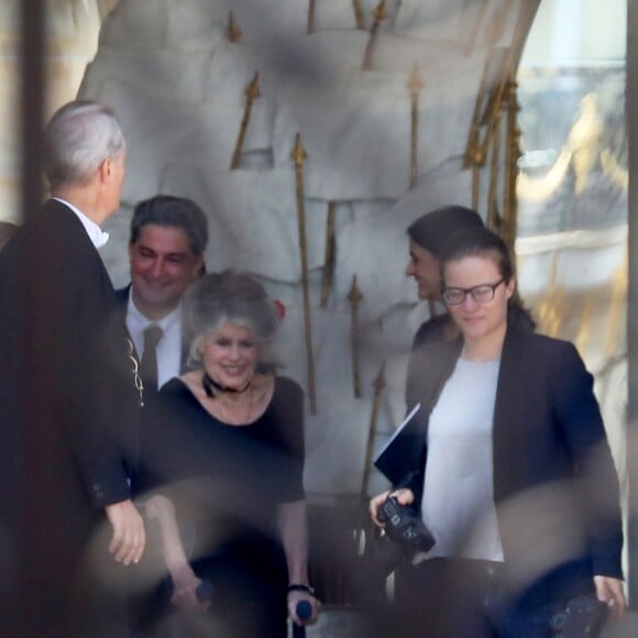 Brigitte Macron raccompagne Brigitte Bardot sur le perron du palais de l'Elysée, après son entretien avec le président de la République.