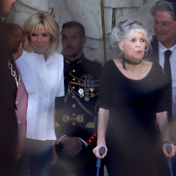 Brigitte Macron raccompagne Brigitte Bardot sur le perron du palais de l'Elysée, après son entretien avec le président de la République.