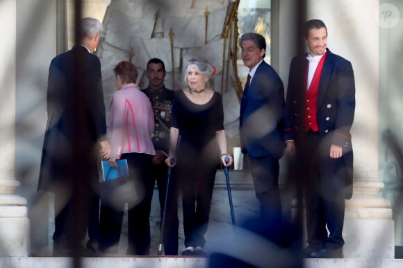 Laurence Parisot - Brigitte Macron raccompagne Brigitte Bardot sur le perron du palais de l'Elysée, après son entretien avec le président de la République.