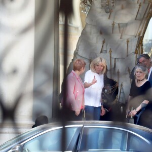 Laurence Parisot - Brigitte Macron raccompagne Brigitte Bardot sur le perron du palais de l'Elysée, après son entretien avec le président de la République.