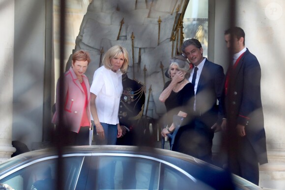 Laurence Parisot - Brigitte Macron raccompagne Brigitte Bardot sur le perron du palais de l'Elysée, après son entretien avec le président de la République.