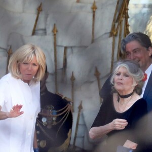 Laurence Parisot - Brigitte Macron raccompagne Brigitte Bardot sur le perron du palais de l'Elysée, après son entretien avec le président de la République.