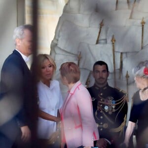 Laurence Parisot - Brigitte Macron raccompagne Brigitte Bardot sur le perron du palais de l'Elysée, après son entretien avec le président de la République.