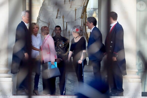 Laurence Parisot - Brigitte Macron raccompagne Brigitte Bardot sur le perron du palais de l'Elysée, après son entretien avec le président de la République.