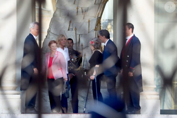 Laurence Parisot - Brigitte Macron raccompagne Brigitte Bardot sur le perron du palais de l'Elysée, après son entretien avec le président de la République.