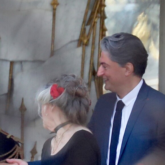 Brigitte Macron raccompagne Brigitte Bardot sur le perron du palais de l'Elysée, après son entretien avec le président de la République.