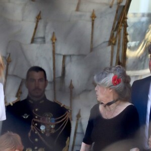 Brigitte Macron raccompagne Brigitte Bardot sur le perron du palais de l'Elysée, après son entretien avec le président de la République.