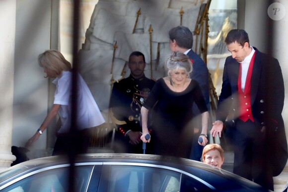 Laurence Parisot - Brigitte Macron raccompagne Brigitte Bardot sur le perron du palais de l'Elysée, après son entretien avec le président de la République.