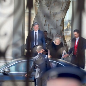 Brigitte Macron raccompagne Brigitte Bardot sur le perron du palais de l'Elysée, après son entretien avec le président de la République.