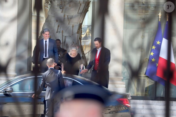 Brigitte Macron raccompagne Brigitte Bardot sur le perron du palais de l'Elysée, après son entretien avec le président de la République.