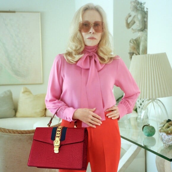 L'actrice Faye Dunaway est le visage du sac "Sylvie" de Gucci. Photo par Petra Collins.