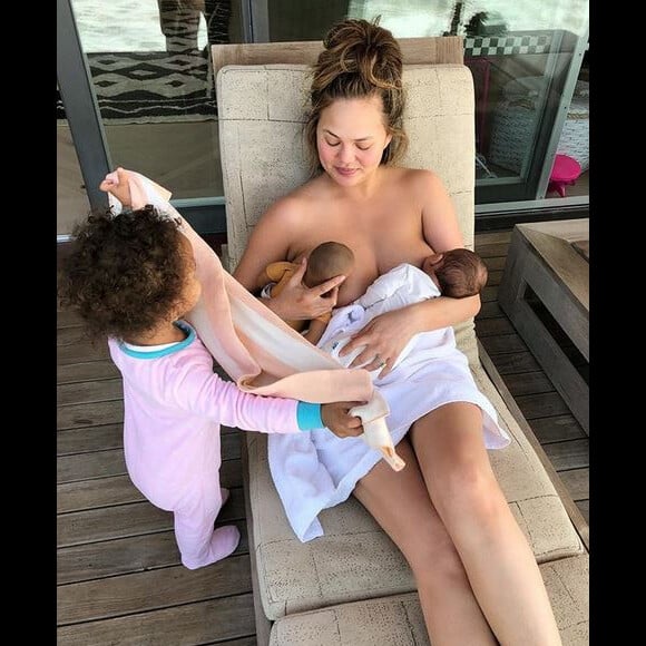 Chrissy Teigen et ses enfants Luna et Milo. Juillet 2017.