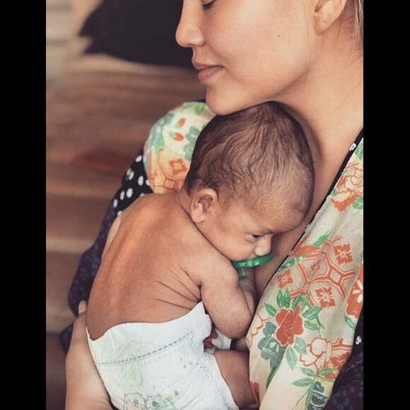 Chrissy Teigen et son fils Milo. Juillet 2018.