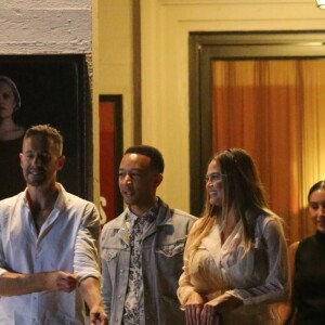 Chrissy Teigen et son mari John Legend ont assisté avec des amis à la projection du dernier épisode de la série 'The Handmaid's Tale' au théâtre Wilshire Ebell à Los Angeles , le 9 juillet 2018.