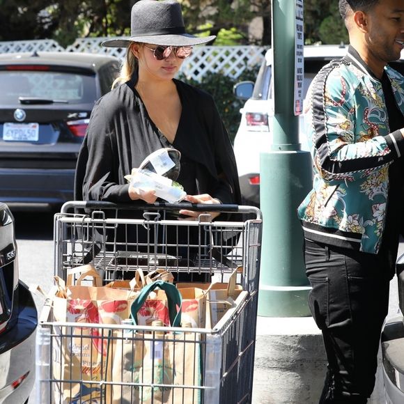 Chrissy Teigen et son mari John Legend sortent du marché "Bristol Farms" à West Hollywood le 3 juillet 2018.