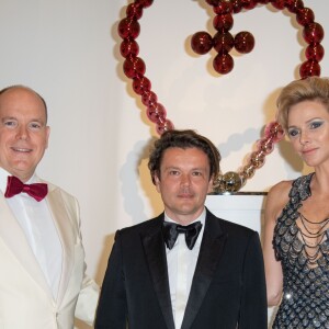 Le prince Albert II de Monaco, Jean-Michel Othoniel et la princesse Charlene de Monaco - 70ème édition du gala de la Croix Rouge monegasque à Monaco le 27 juillet 2018. © Pierre Villard/Le Palais Princier/Monte-Carlo-SBM via Bestimage