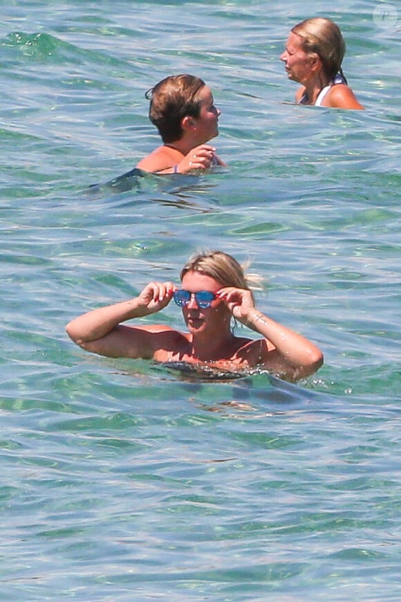 Exclusif - Amélie Neten, son fils Hugo et son compagnon Philippe Léonard profitent de la plage lors de leurs vacances à Saint-Tropez.